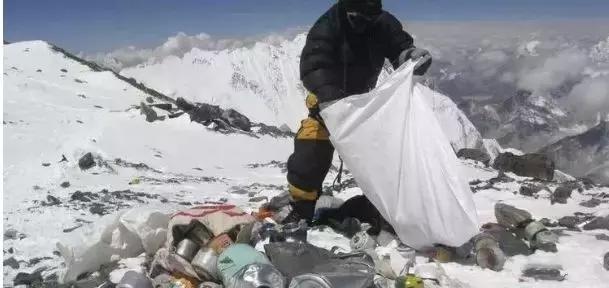 2周清理3吨垃圾,带回4具遗体,珠峰又上热搜了