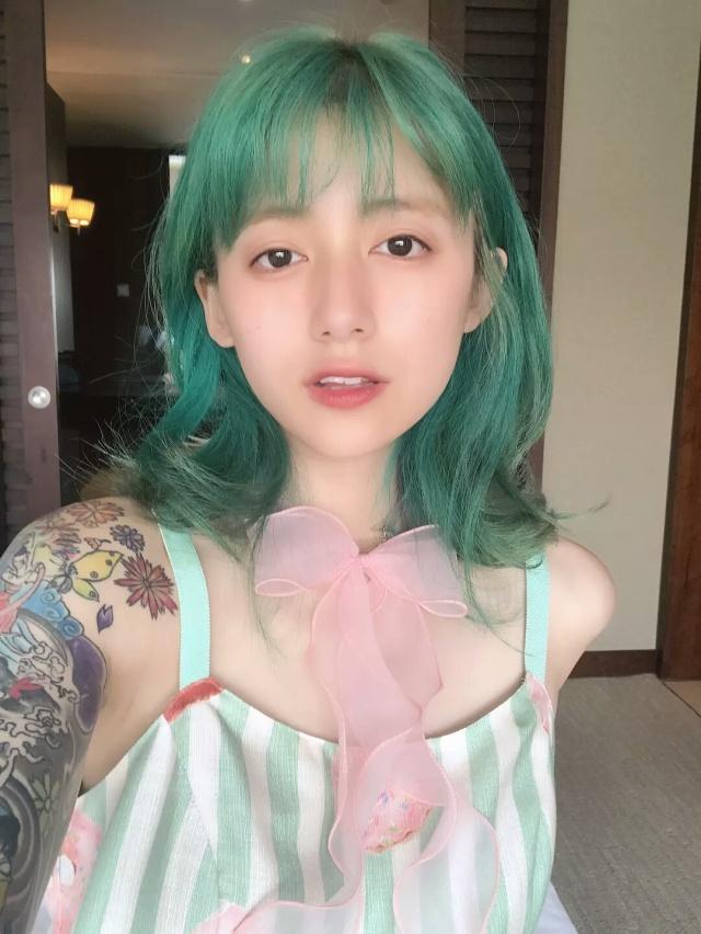 李诞这个看起来完爆高圆圆的女友,叫陈典,看起来坏坏的还有纹身的她