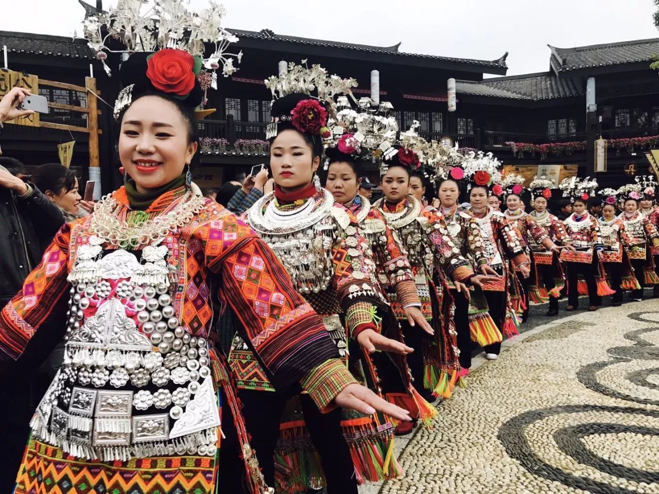 她是国家一级演员,贵州知名歌手!雷镇长,很拉风