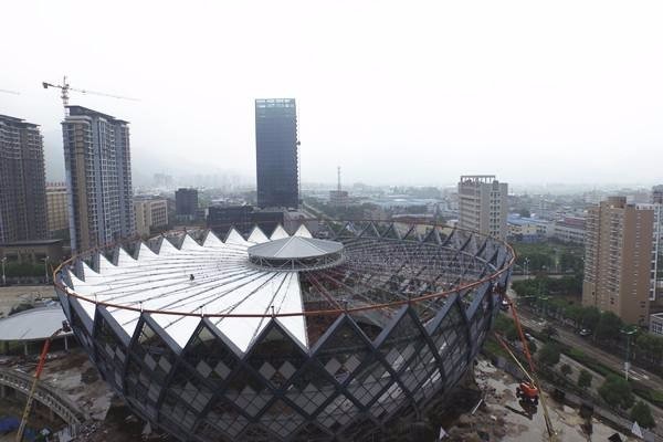 美女老板坐拥数辆百万豪车,可以堪称是女版王