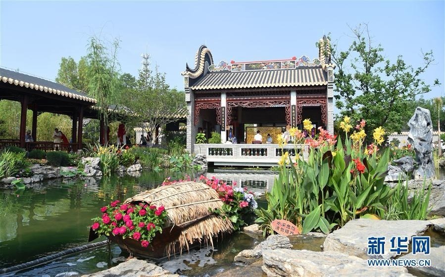 7月11日，游客在南粤园参观。