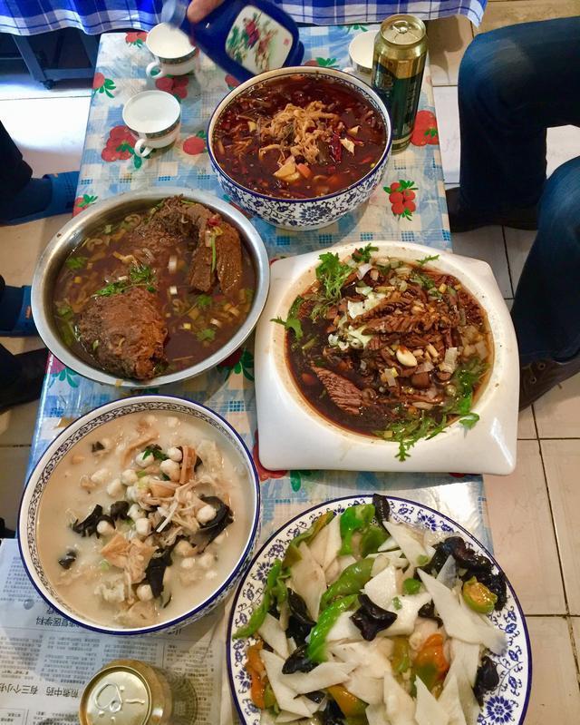 陪父母吃中午饭，媳妇做了四菜一汤，老人很满意，我很不高兴