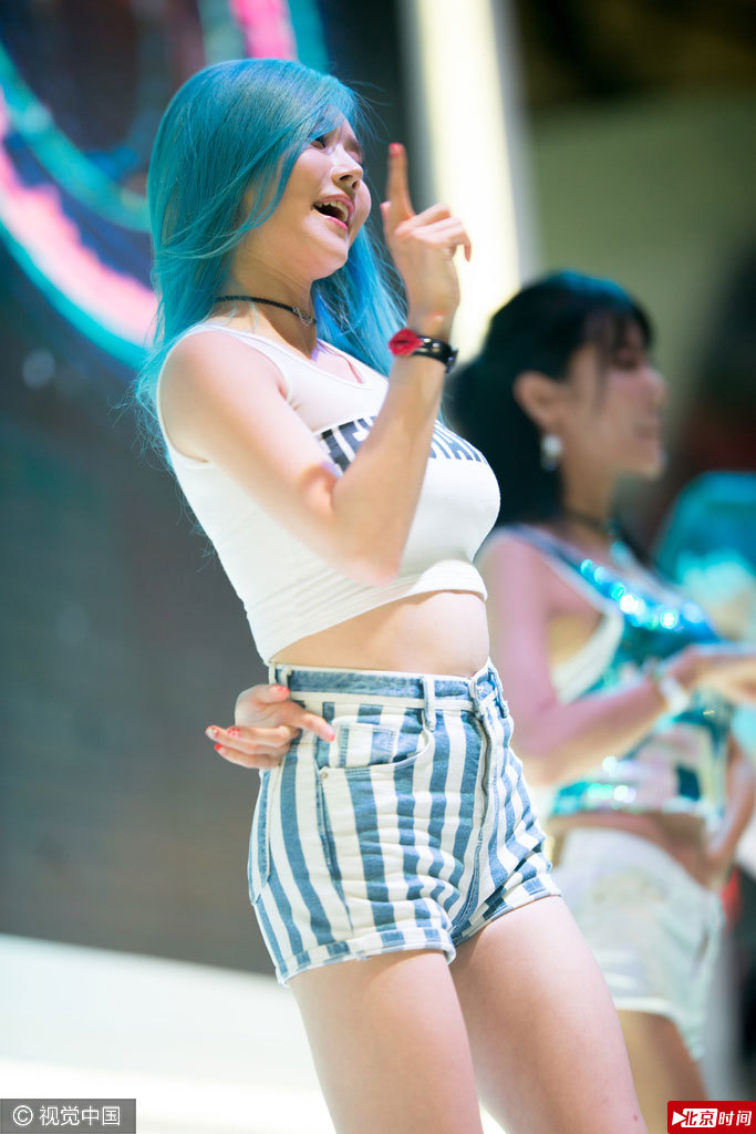 韩女团成员绿色头发亮眼。