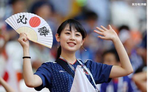 日本女球迷vs韩国女球迷 颜值谁输了 雪花新闻