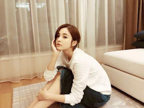 娜扎已开始洗白了，最近穿衣风格是性感与霸气兼备