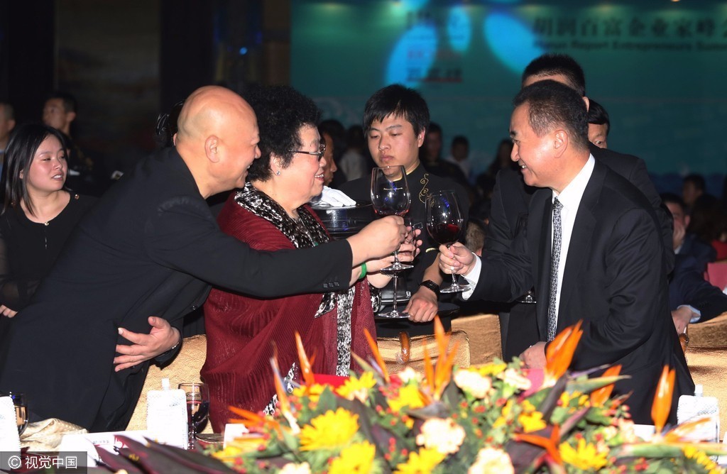 唐僧迟重瑞跟着女首富妻子 与王健林觥筹交错 唐僧迟重瑞跟着女首富妻子 与王健林觥筹交错