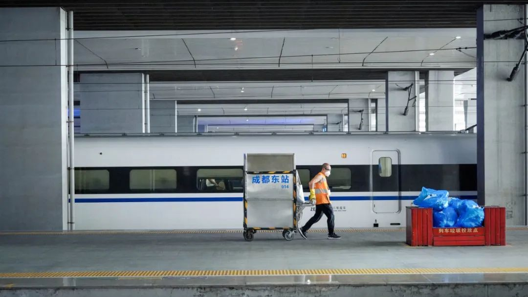 他们不是旅客,但要提前到站台候车…… 他们不是旅客,但要提前到站台候车……