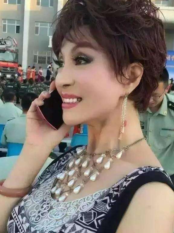 就算到了奶奶的年纪,樊丽君女士依旧每天化妆涂口红,对她来说,爱美