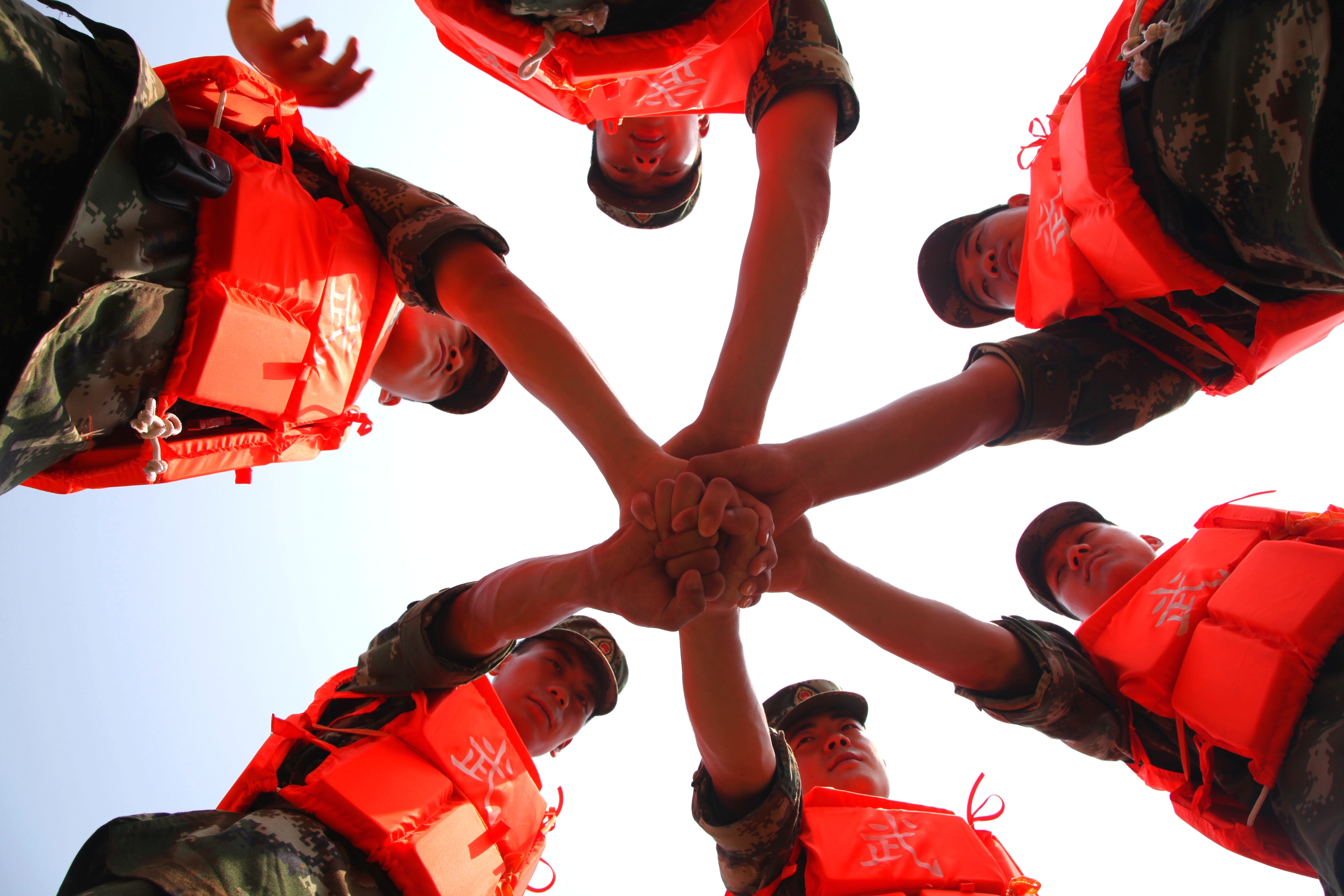 武警8680部队官兵在抗洪战场上团结一心、众志成城。赵江涛摄