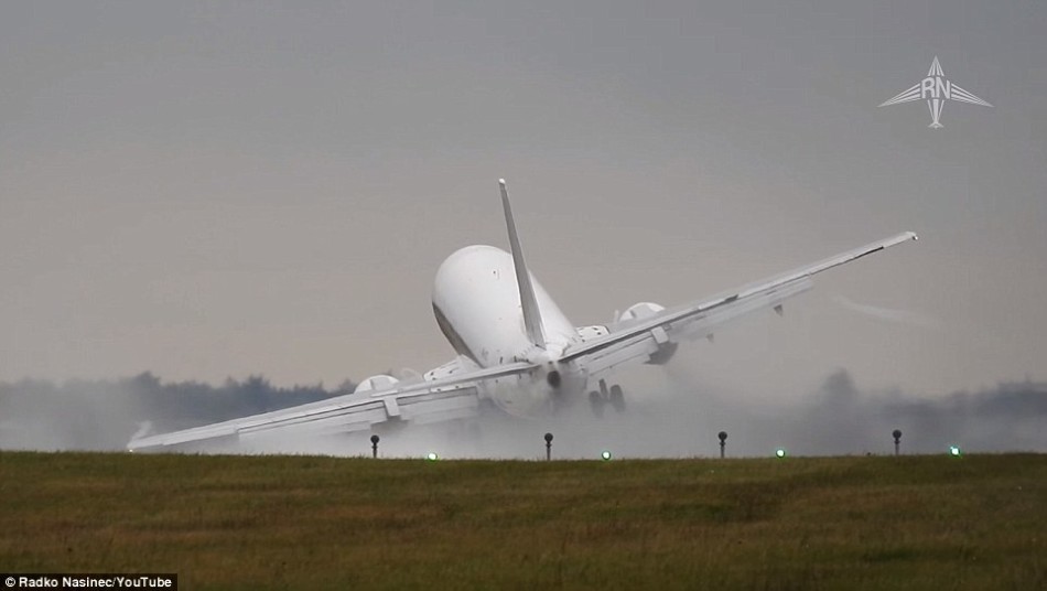 视频的拍摄者Radko Nasinec介绍,这架客机的型号为波音737型客机,从其拍摄的视频中可以看到,飞机在着陆瞬间,整个机身发生了严重的倾斜,甚至有一边的机翼都快要接触到了跑道。