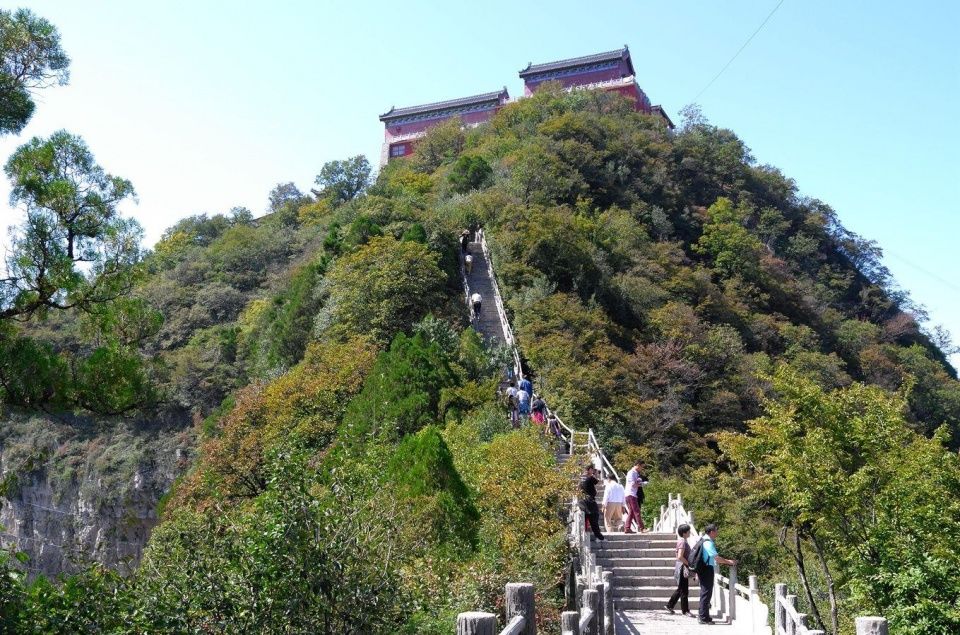 茱萸峰 位于河南焦作云台山景区,是历代文人墨客,僧道修行的圣地.