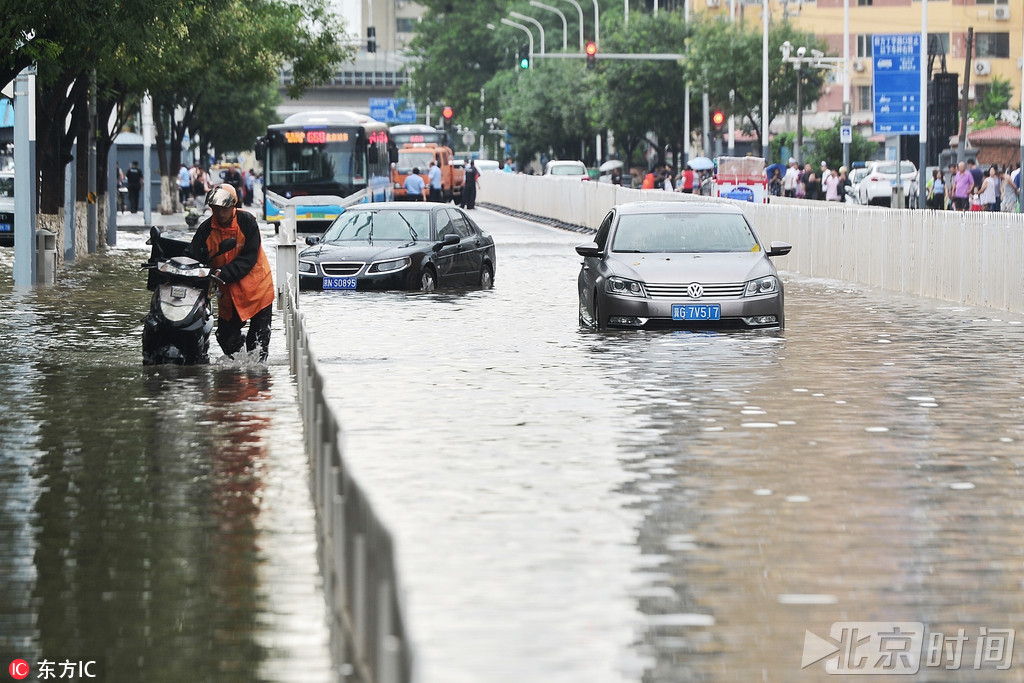 北京暴雨致铁路桥下积水成河 车辆淹没司机被困 北京暴雨致铁路桥下积水成河 车辆淹没司机被困