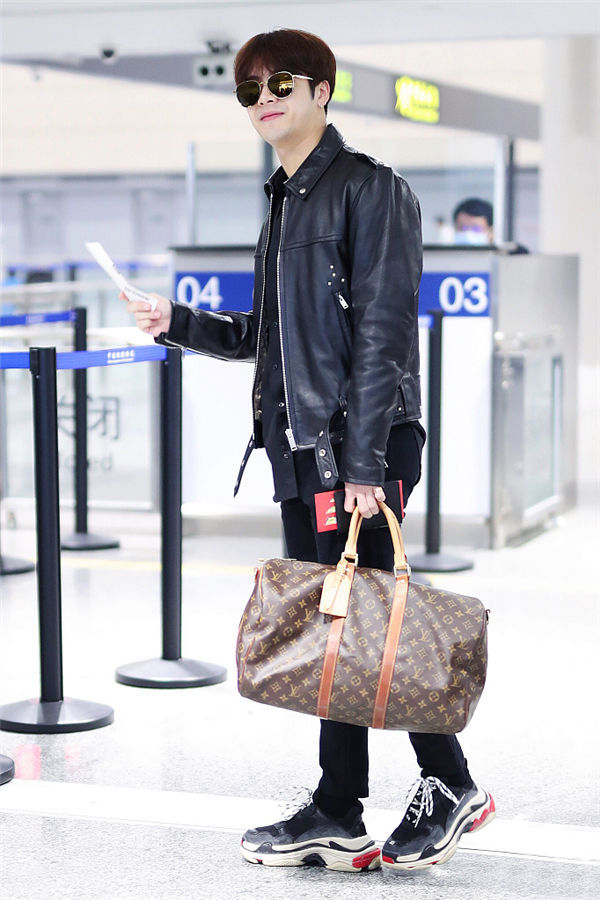 百搭的牛仔裤遇上复古老爹鞋 这土酷的穿法成