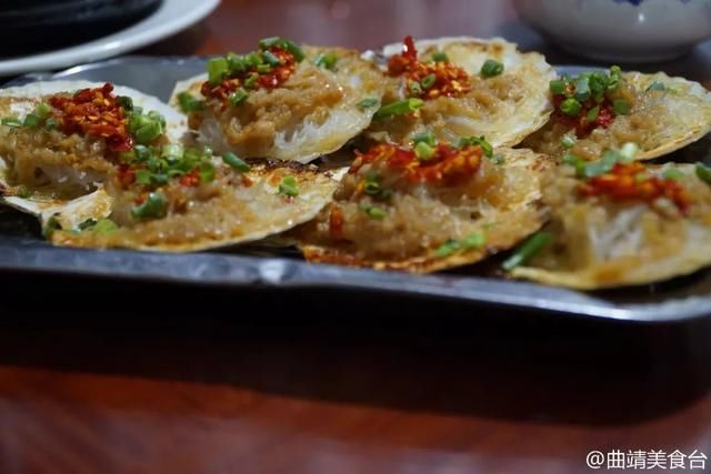 曲靖最繁华的烧烤一条街,据说这家海鲜粥一人