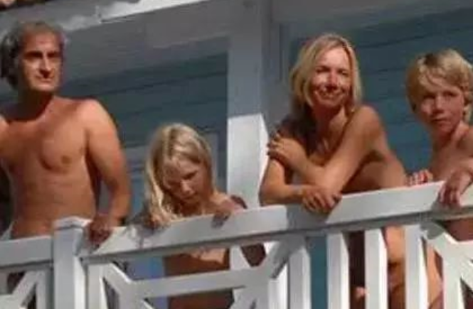 据说这座小镇建于1960年，虽然世界上有不少裸体城市，但是Cap d’Adge却是第一个有生活设施的裸体城市，人们是可以居住在这里的……对，裸体居住。在这个小镇上的所有地方，包括饭店和商场，无论白天还是黑夜，裸体都是合法的，非常普遍。