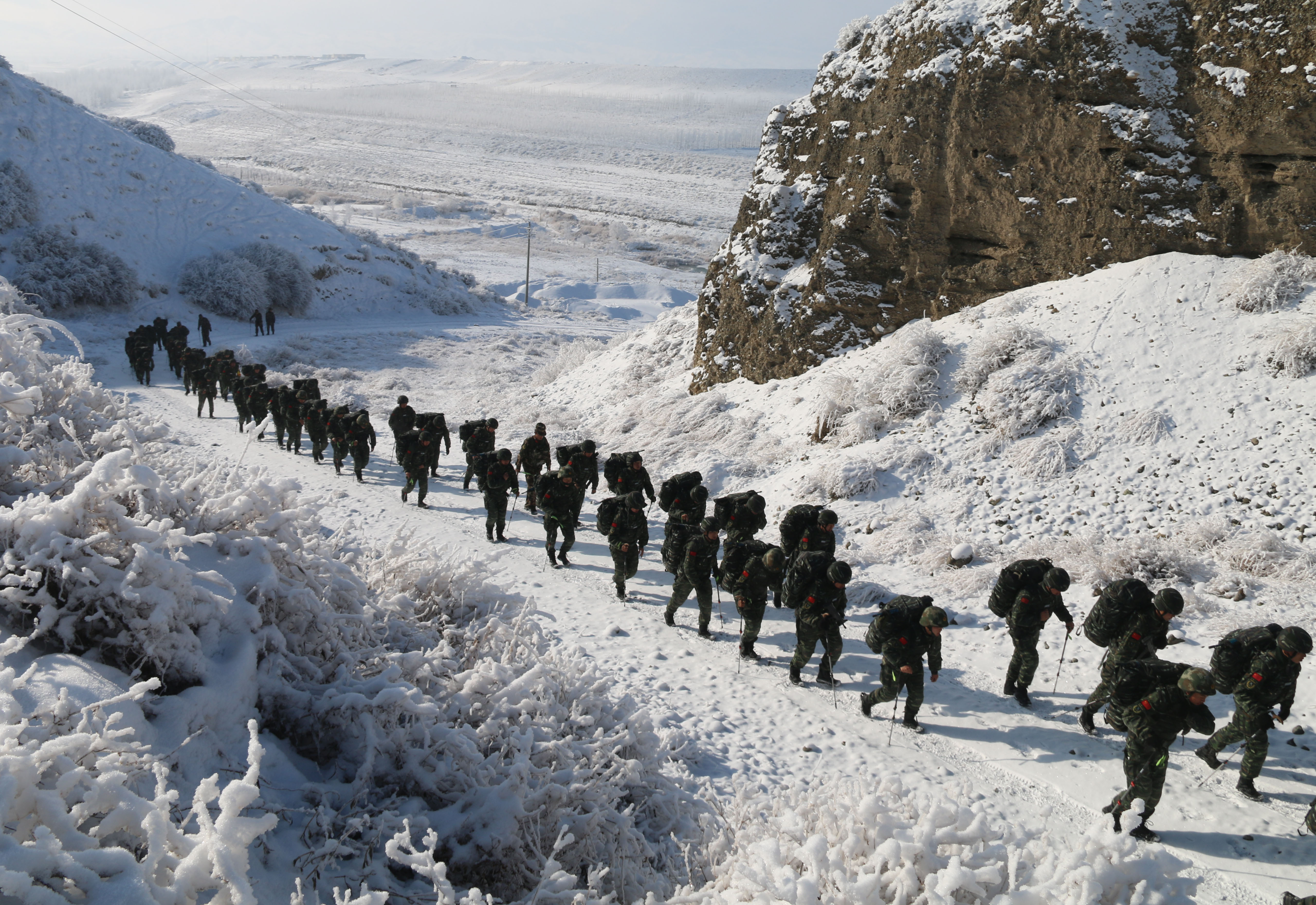 2016年11月中旬，武警新疆总队挺进雪野砺精兵。杨顶山摄