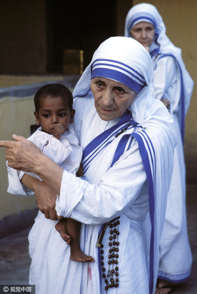 特蕾莎修女抱着需要帮助的儿童。