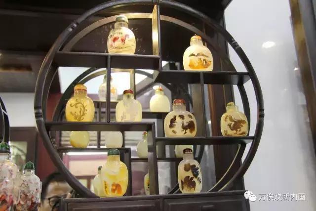 岳阳籍青年内画艺术家万欢奔赴潮州  拜访潮州鼻烟壶雕刻手艺人