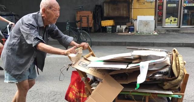 专访:107岁卖鞋垫老爷爷真实生活 谈及儿女潸然泪下! 专访:107岁卖鞋垫老爷爷真实生活 谈及儿女潸然泪下!
