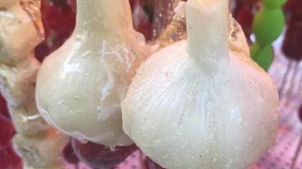 当辣条、大蒜、蚕蛹、方便面被做成糖葫芦 当辣条、大蒜、蚕蛹、方便面被做成糖葫芦