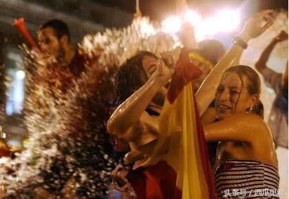 感受下浪漫的法国人民是怎样庆祝胜利的,疯狂