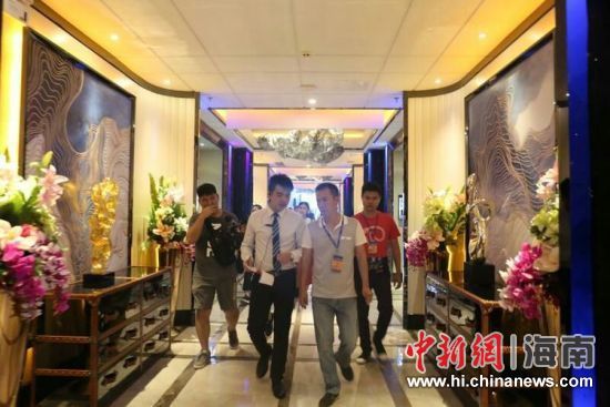 据统计，当晚的专项清查行动，龙华警方共出动了400余人次警力，对辖区内的各治安重点场所进行了突袭。在打击“涉黄”违法犯罪方面，共抓获涉案人员20人，查处卖淫嫖娼案件17起，其中，行政拘留15人，罚款处罚5人。打击“涉赌”违法犯罪方面，共抓获销售私彩人员3人，并分别进行了行政处罚。