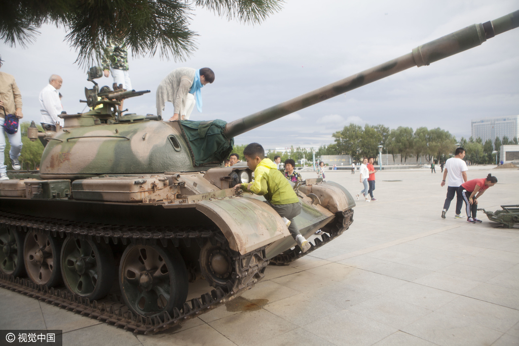 图为市民爬上坦克合影。