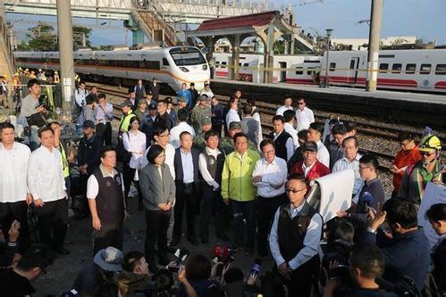 台铁翻覆事故儿童死亡只赔37.8元 亲属含泪痛