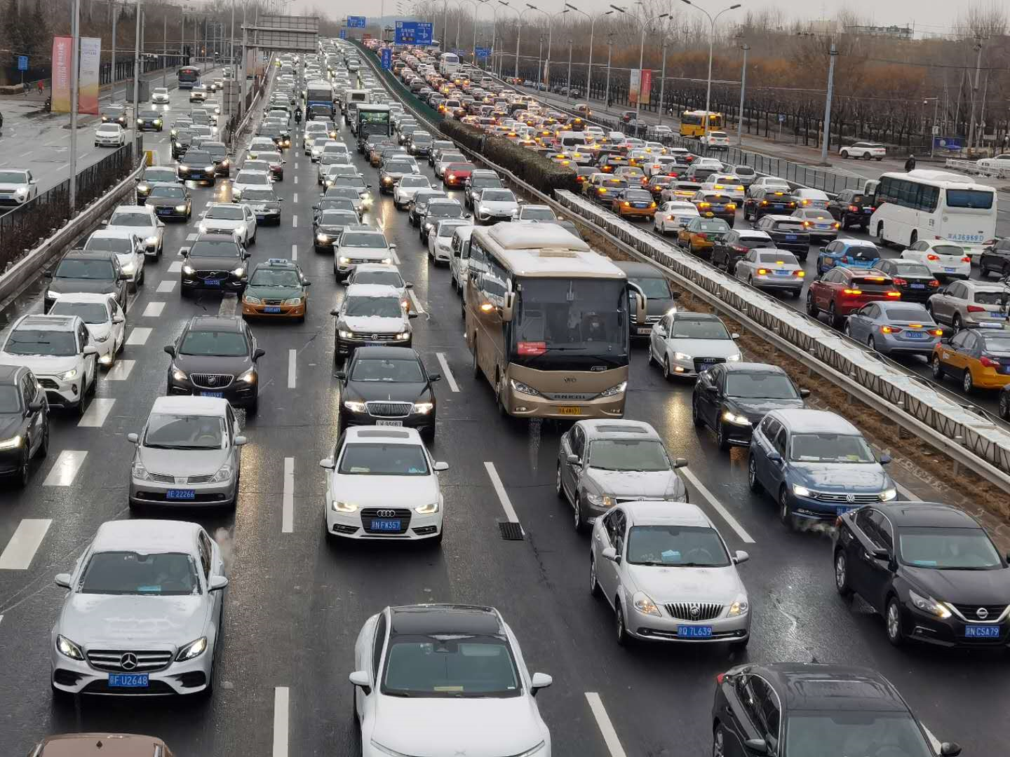 开学首日早高峰遇雨雪天!北京全路网严重拥堵