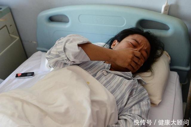一双绝望的眼睛盯着天花板,清醒后的她捂着嘴失声痛哭,含着泪问医生
