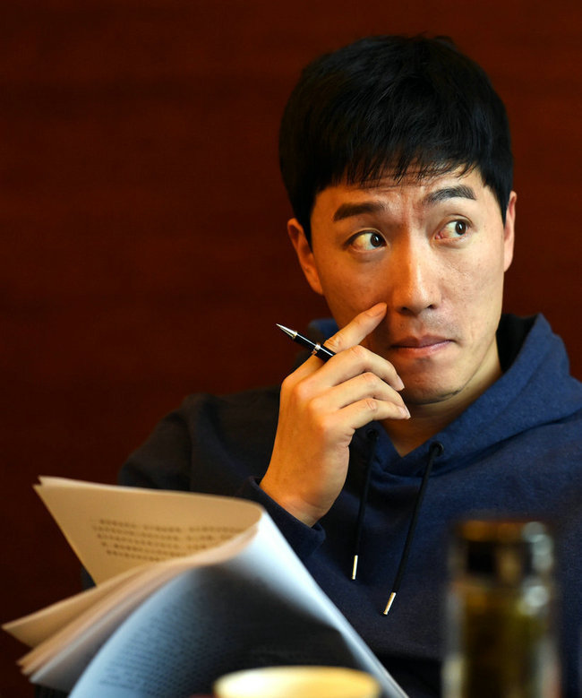 政协分组讨论会 刘翔认真看材料听取发言