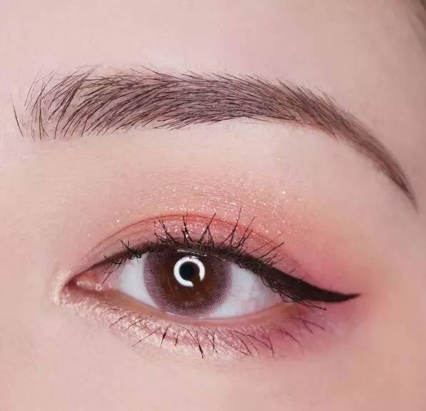 用浅色的哑光眼影在眼部周围进行打底,打底区域按照图中的虚线的面积