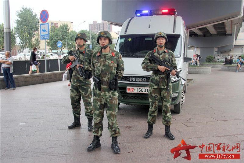 首都街头风景线:武警北京总队某部官兵街头警戒