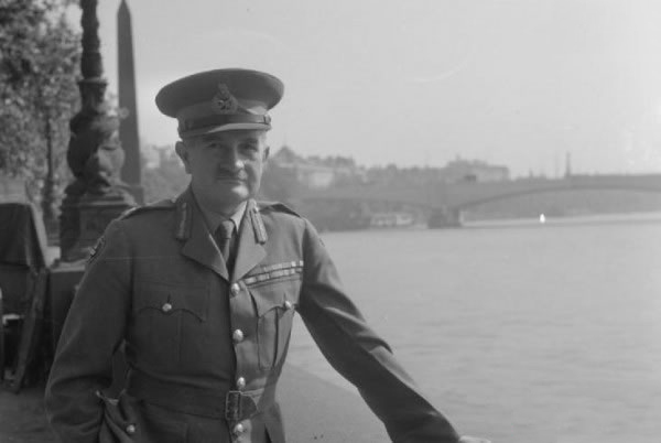 而被救英军的司令斯利姆将军就是日后1944年英帕尔战役的英军总司令。此战远征军第113团也战死第3营营长张琦以下204人，战伤318人。3月18日在缅甸的英军包括英缅军第1师，英印军第17师，英澳军第63旅，英装甲第7旅均开始向印度撤退。图为斯利姆将军。