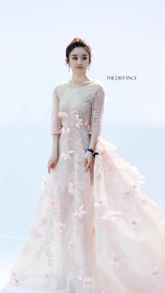 一直以为赵丽颖穿上礼服就是全世界,直到我看