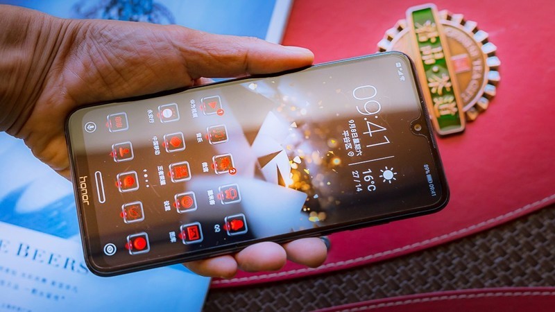 霸屏千元售价横扫高屏占比手机 荣耀8X Max视