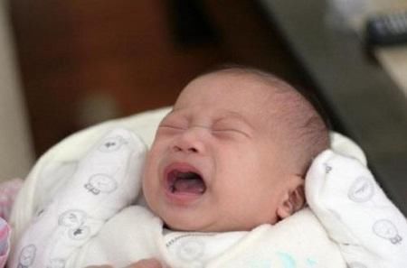 尽量别在晚上带宝宝出门,这可不是迷信,其中的