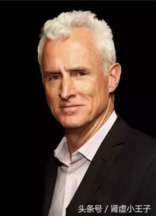 约翰·斯拉特里在片中第二次饰演钢铁侠的爸爸霍华德·斯塔克,上一部