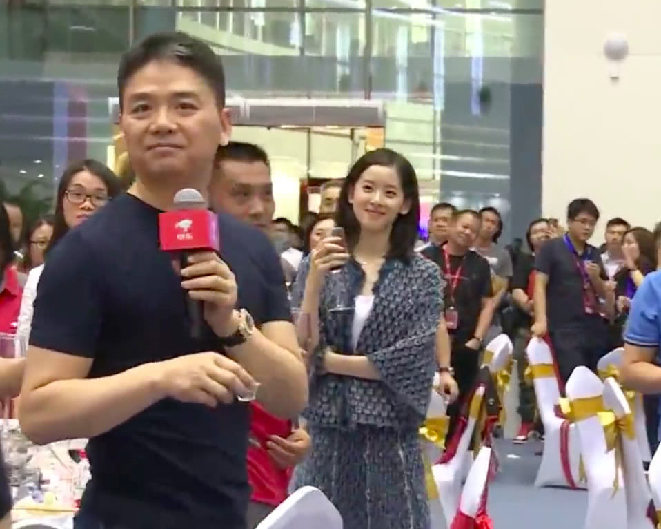 刘强东畅饮白酒男人味十足,小20岁娇妻章泽天