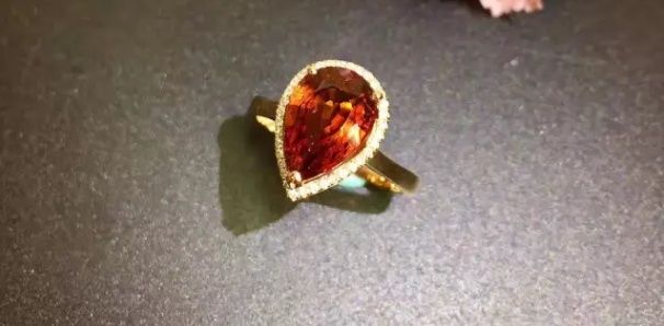 夏威夷火山狂喷绿宝石!一克拉450美元!随手就