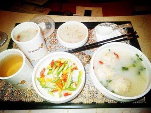 孕妇晕倒住院,小姑子嘲笑她太娇气,医生说:没怀