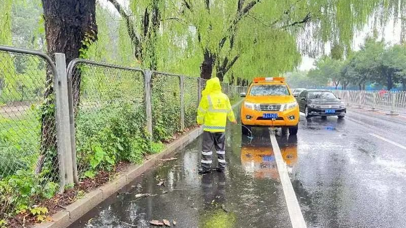 极端暴雨中的北京!多路记者现场直击—— 极端暴雨中的北京!多路记者现场直击——