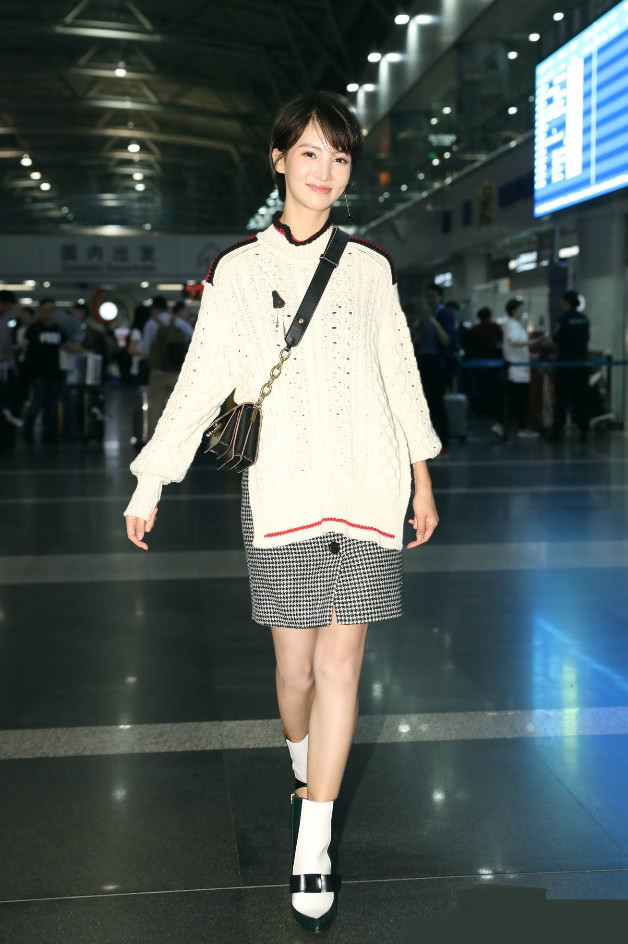 不知道金晨什么审美,一双姨妈巾鞋真奇葩,邓