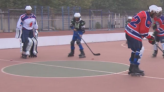 冰雪运动进校园 十二中特色冰球课 冰雪运动进校园 十二中特色冰球课