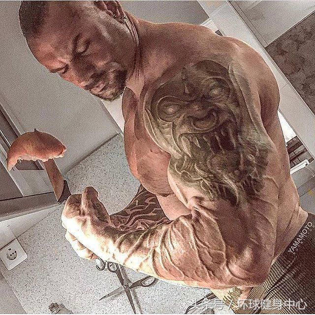 比较常见的练习三角肌后束的一个器械,就是蝴