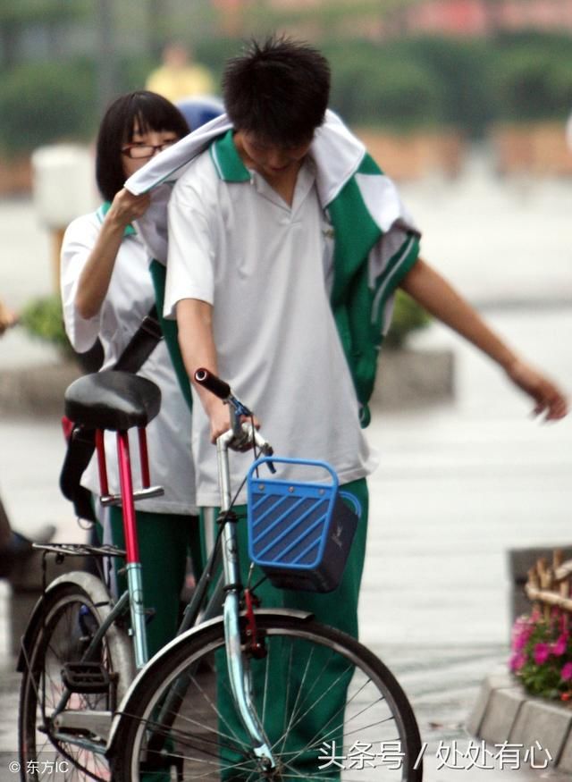 初中孩子开始早恋,怎么办?父母在不同阶段,分