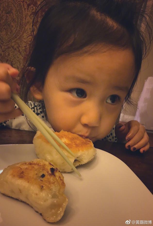 黄磊晒小女儿吃货照 而网友更关注她的手指甲