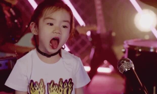 戚薇女儿lucky站C位唱摇滚,女王范十足,萌版戚