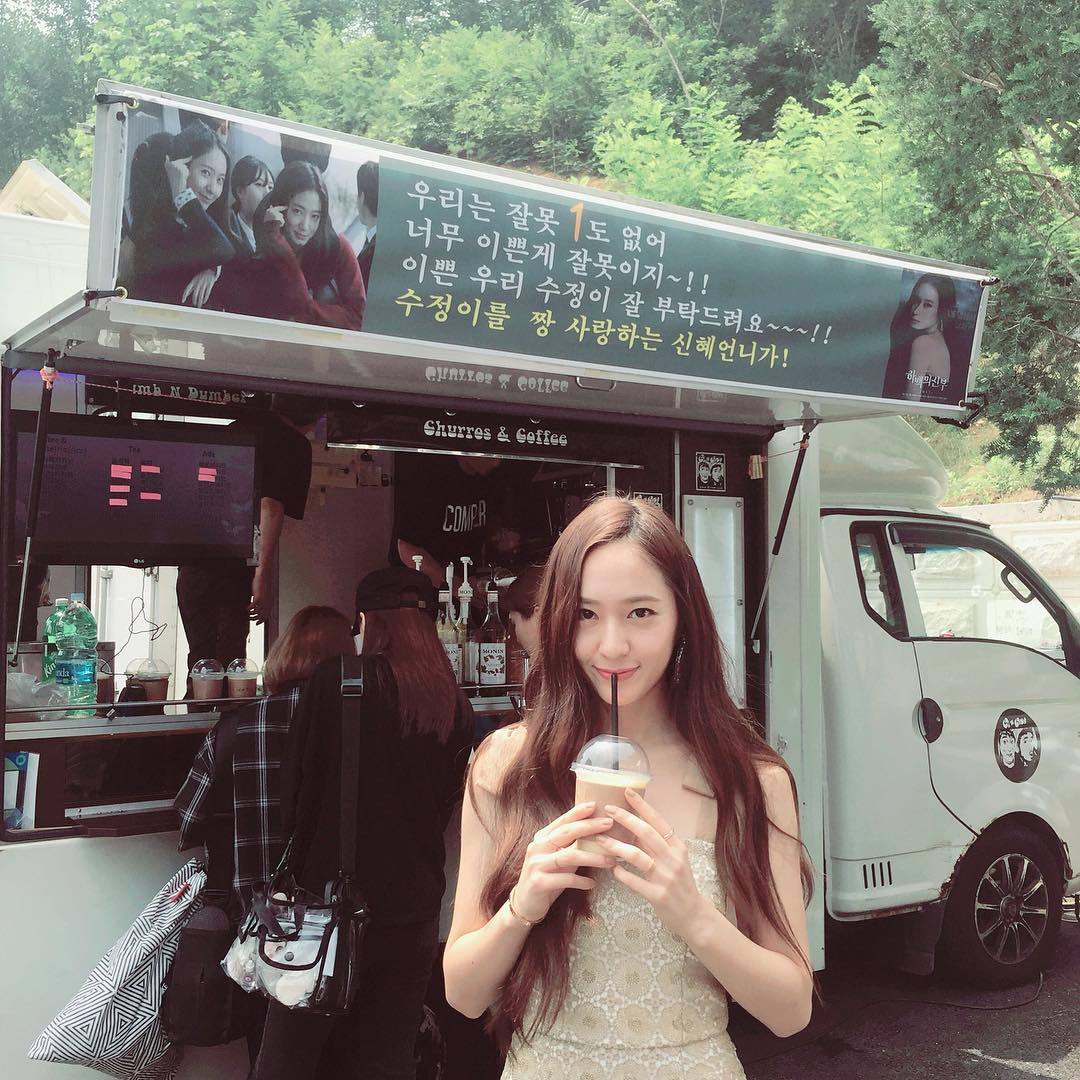 "朴信惠为郑秀晶送上餐车应援认证!