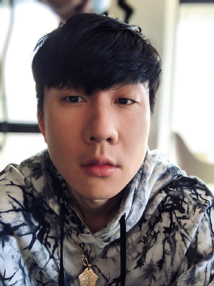 林俊杰怼脸自拍 网友:像极了"高仿号"!